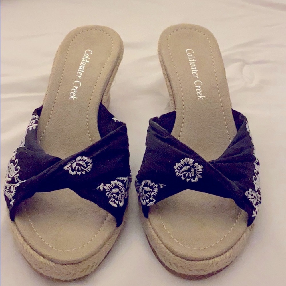 Cute bandana wedge! NWOT